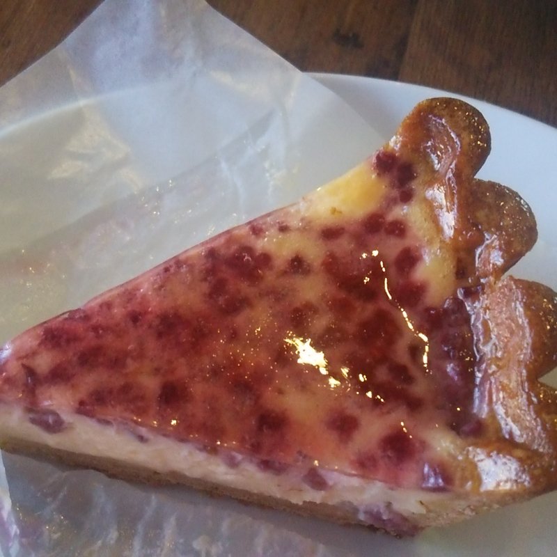 洋梨とラズベリーのタルト(マカロニ市場 相模原店)