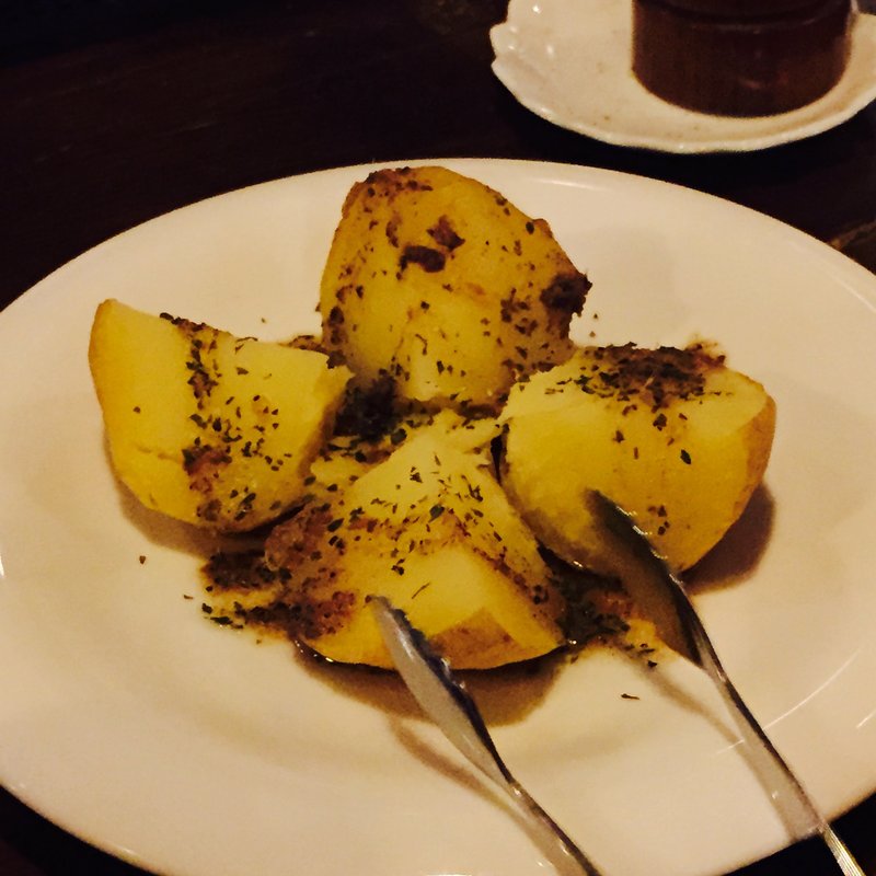 ローストポテト　アンチョビバターソース(Bar HOP)