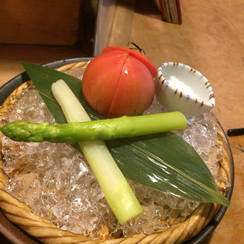 フルーツトマトとアスパラ(肉割烹 牛弁慶 新橋総本店)