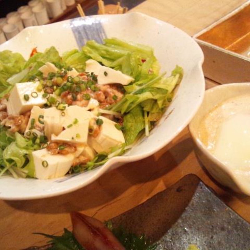 納豆と豆腐のサラダ 酒粕香味ドレッシングがけ(美酒美燗 煮りん)