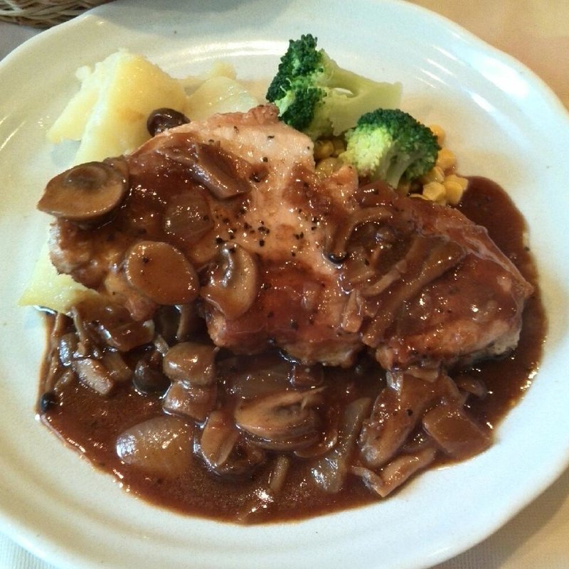 豚ロースソテー　赤ワイン木の子のソース(タベルナ ルゥルゥ)