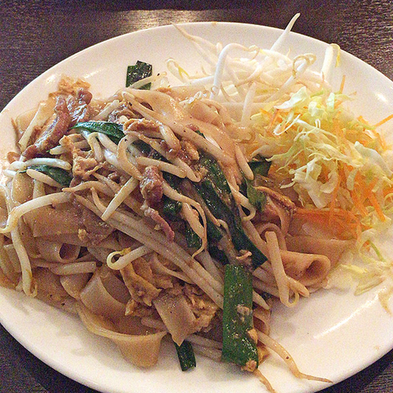 パッシーユ-豚肉と幅広麺の甘口タイ醤油焼きそば-(shangri La)