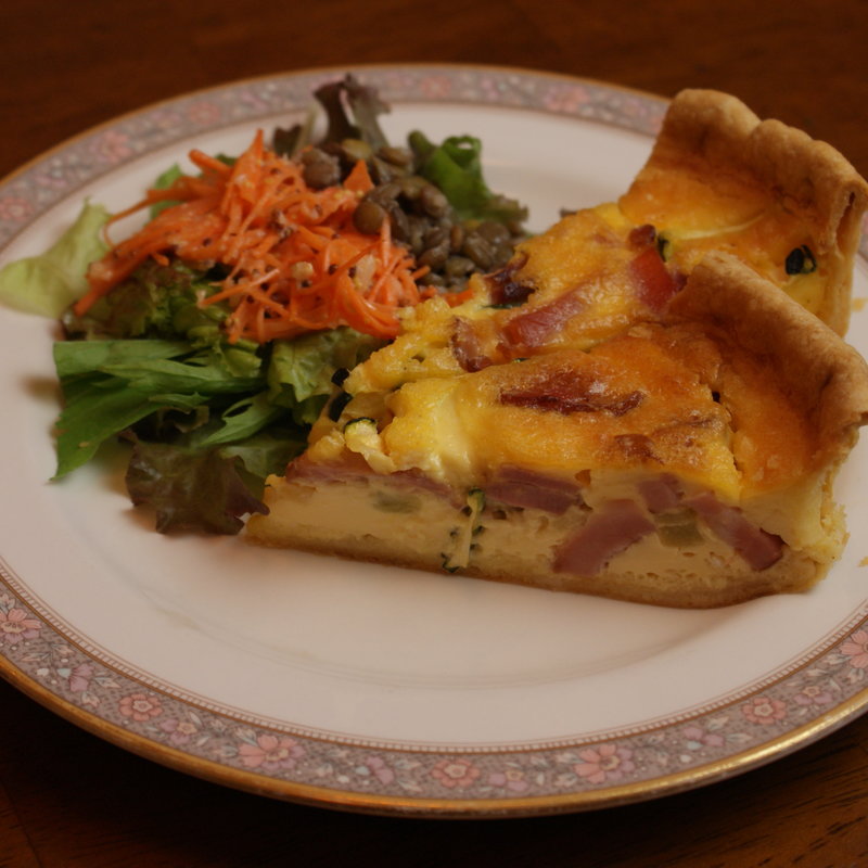 本日のキッシュ　サラダと一緒に(ビストロ ダンドリヨン )