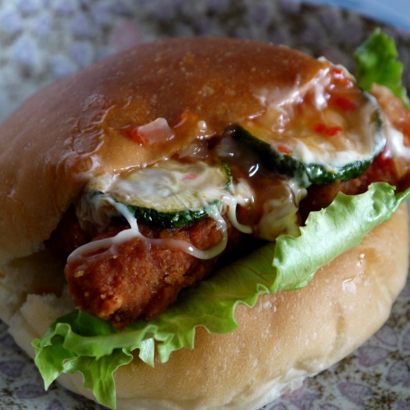 レッドホットチキンサンド(パンパティ こむぎのおはなし)