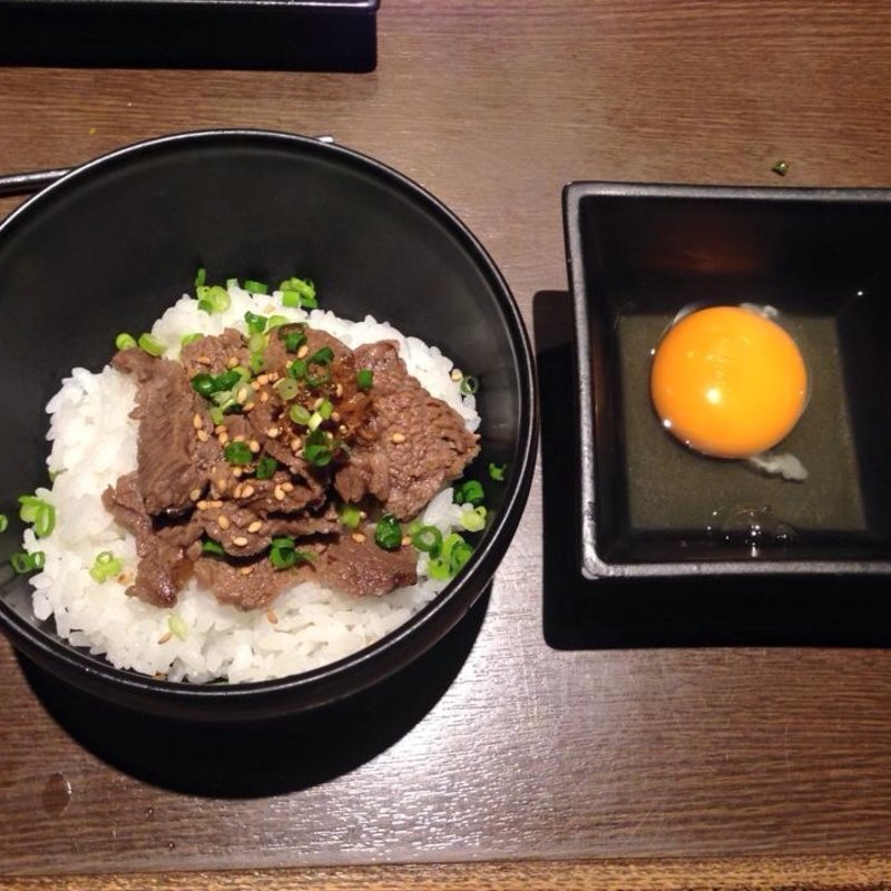 肉乗せ玉子かけご飯(ますいち)