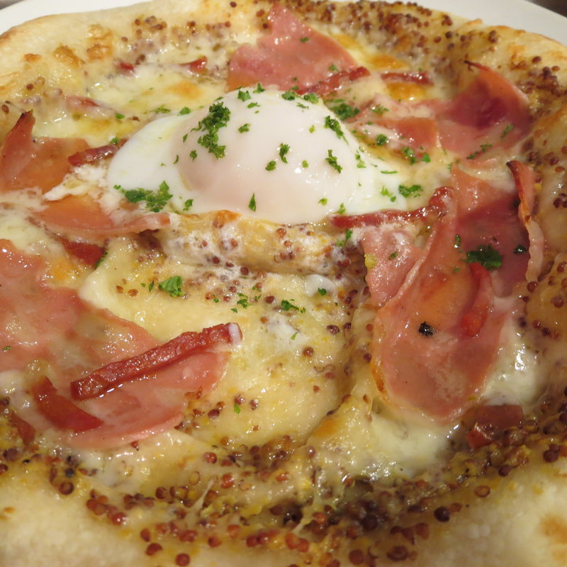 イタリア産ハムのPizza 温玉のせ（ハーフ）(カネ保水産)