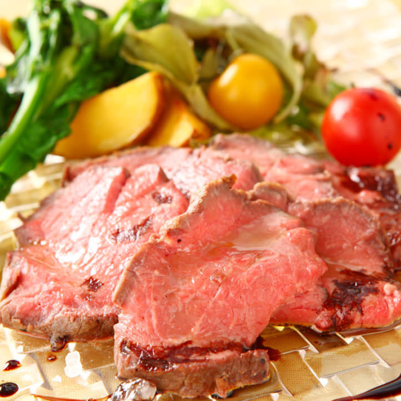 黒毛和牛イチボの低温ロースト(Piccole Lampare ＆ rooftop sky bar)