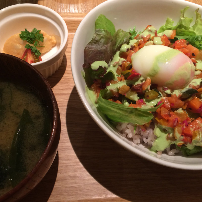 サーモンサラダ丼(プティ ビストロ ボンド （Petit bistro BOND）)