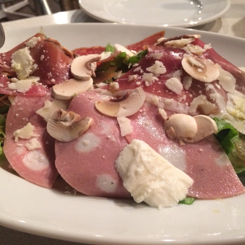 生ハムとサラミをのせたイタリアンサラダ(トラットリア・ペッシェドーロ　)