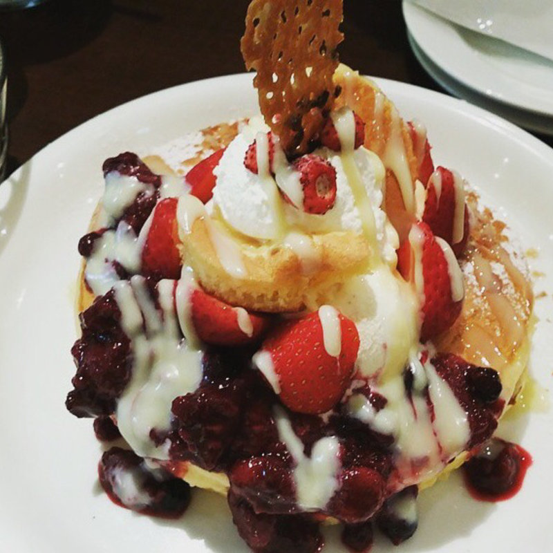 ベリーパフェパンケーキ(カフェ アクイーユ 恵比寿)