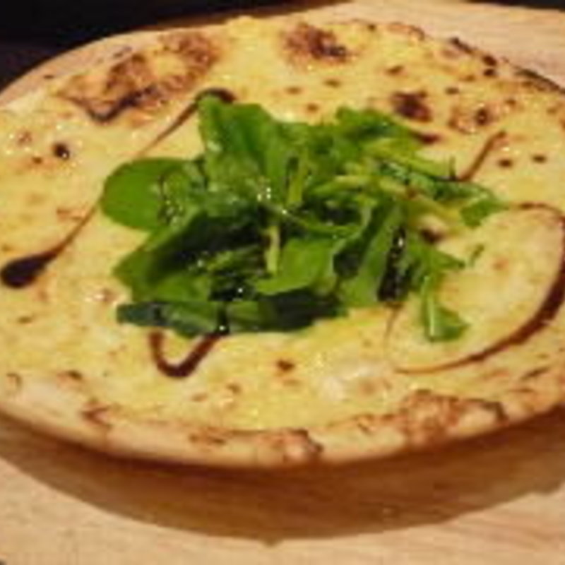 6種チーズとルッコラのピザ(ホワイトロータス （White Lotus）)