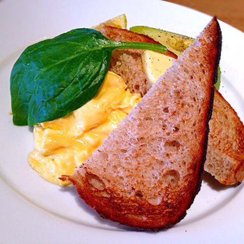 オーガニックスクランブルエッグ w/ トースト にアボカドトッピング(bills 横浜赤レンガ倉庫)