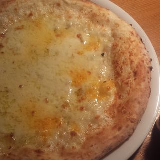 4種のチーズピザ(イタリアンバル 山賊パッパリーネ （イタリアンバル サンゾクパッパリーネ）)