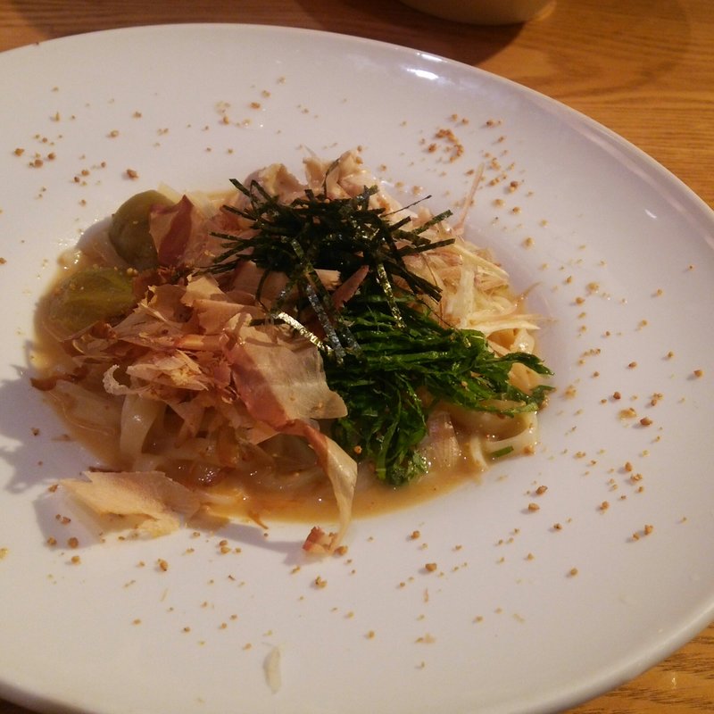 焼きなすと蒸し鶏の柚子うどん(めん、色いろ。いつでも、おやつ。 新宿)