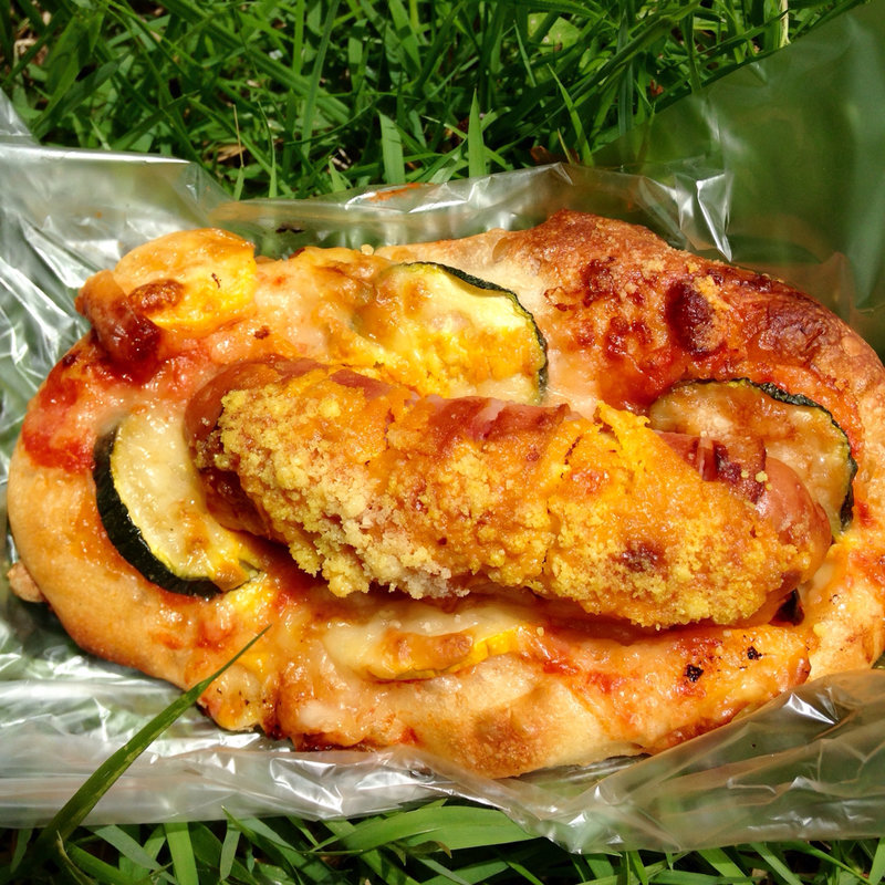 ズッキーニとソーセージのフォカッチャ(トラスパレンテ （TRASPARENTE）)