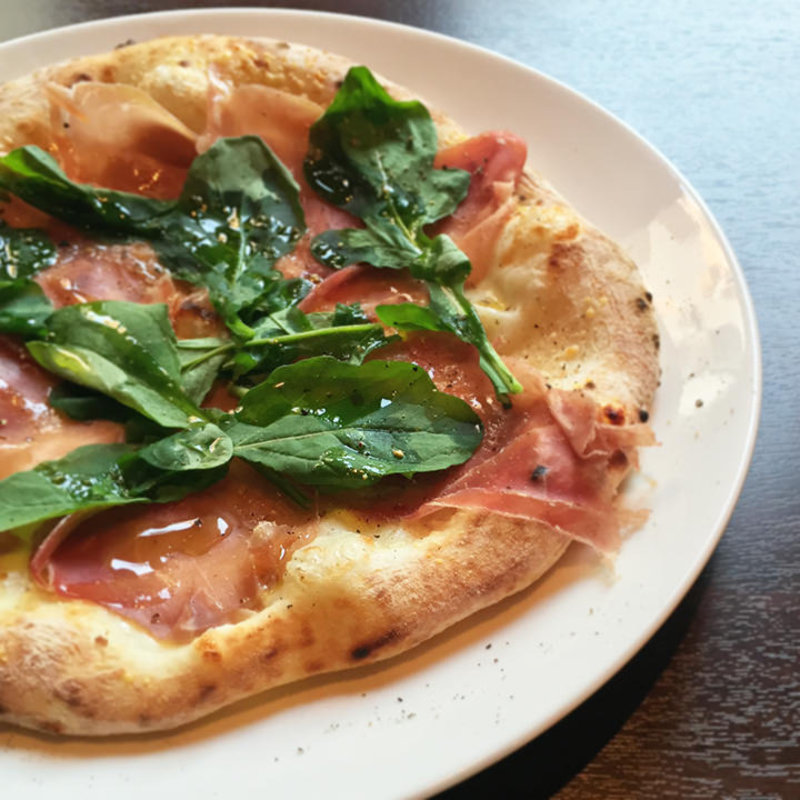 生ハムとルッコラのピザ(ボイボイ （boiboi）)