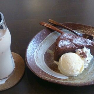 ケーキセット/スフレチョコ+カフェオレ(うさぎとぼく )