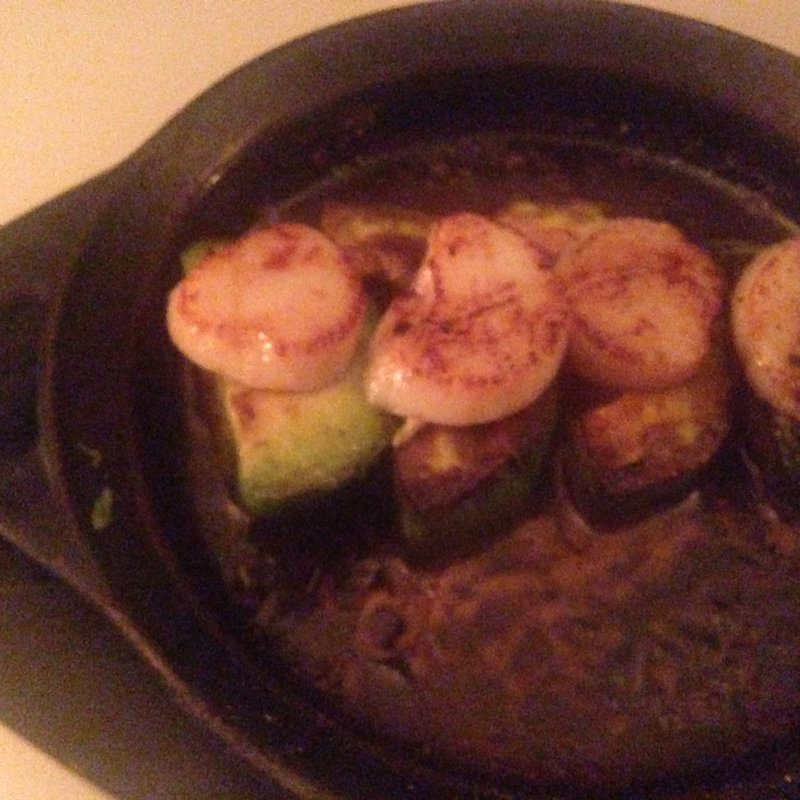  鉄板にのせたホタテとアボカドのロースト 焦がしバターソース	(マーサーカフェダンロ)