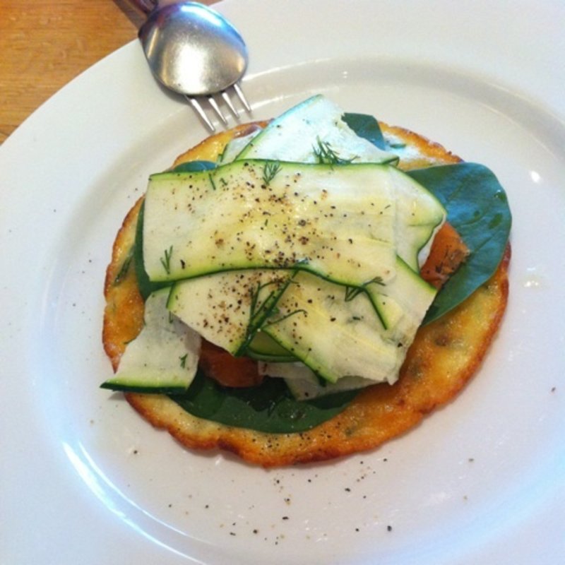 スプリングオニオンフリッター　w/自家製グラブラックスサーモン(bills 表参道)