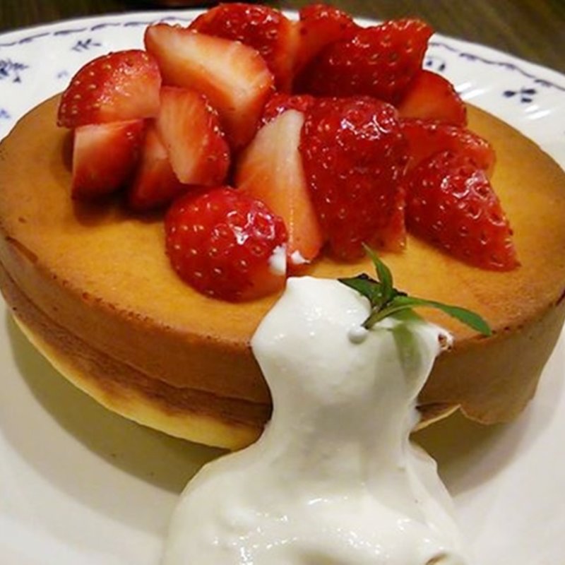 オランダ坂珈琲邸ホットケーキ 彩りフルーツと軽いクリーム（2枚）(オランダ坂珈琲邸　 東所沢店)