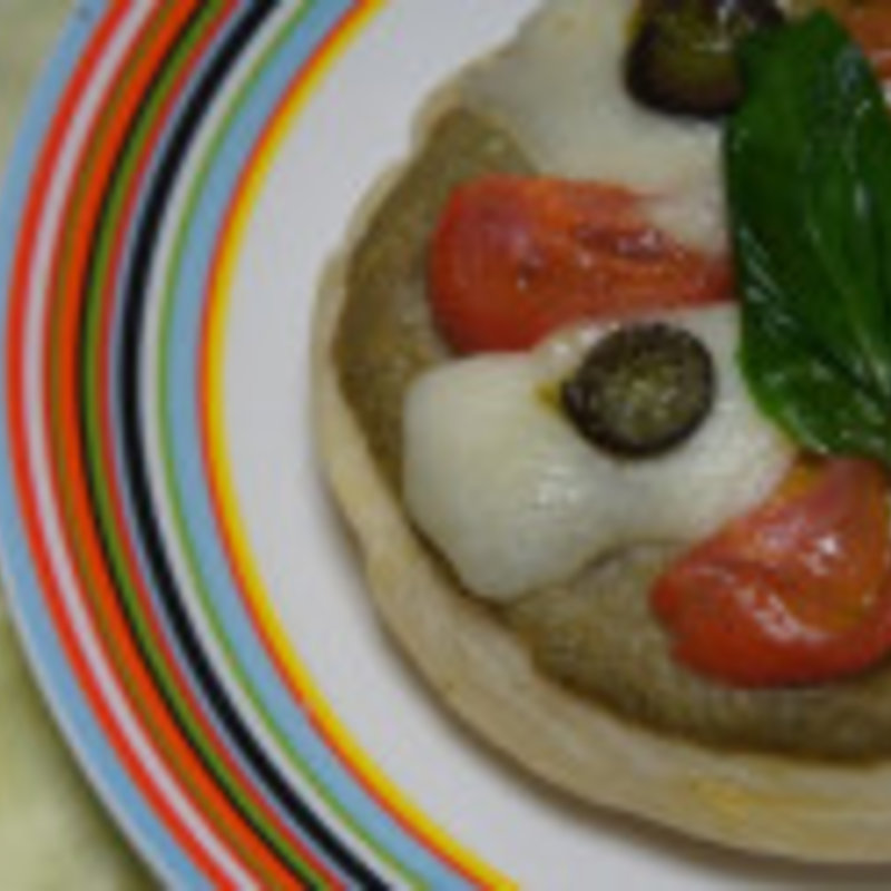 モッツァレラチーズとフルーツトマトのピッツァ　(小山菓子店 )