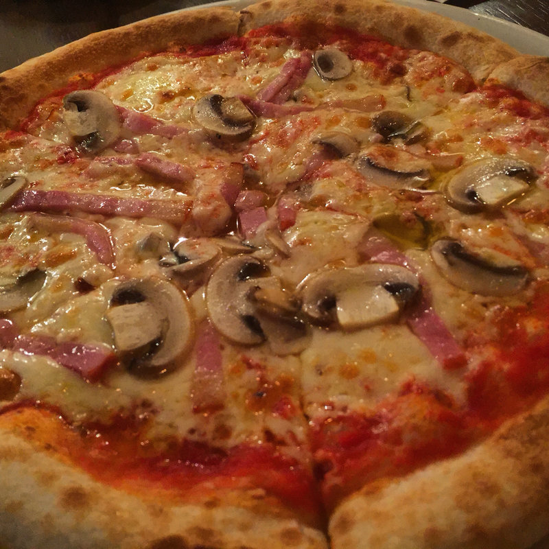 ベーコンとマッシュルームのピザ(BARD)