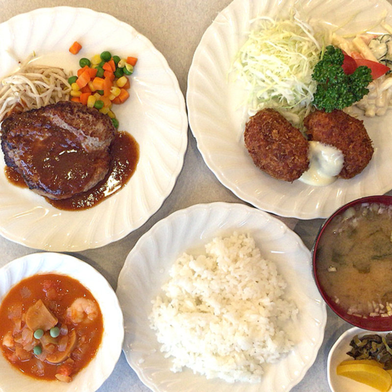 Aセット(ハンバーグ・カニコロッケ・小エビのトマトソース煮・ごはん・お味噌汁・お漬物)(キッチンふるはし)