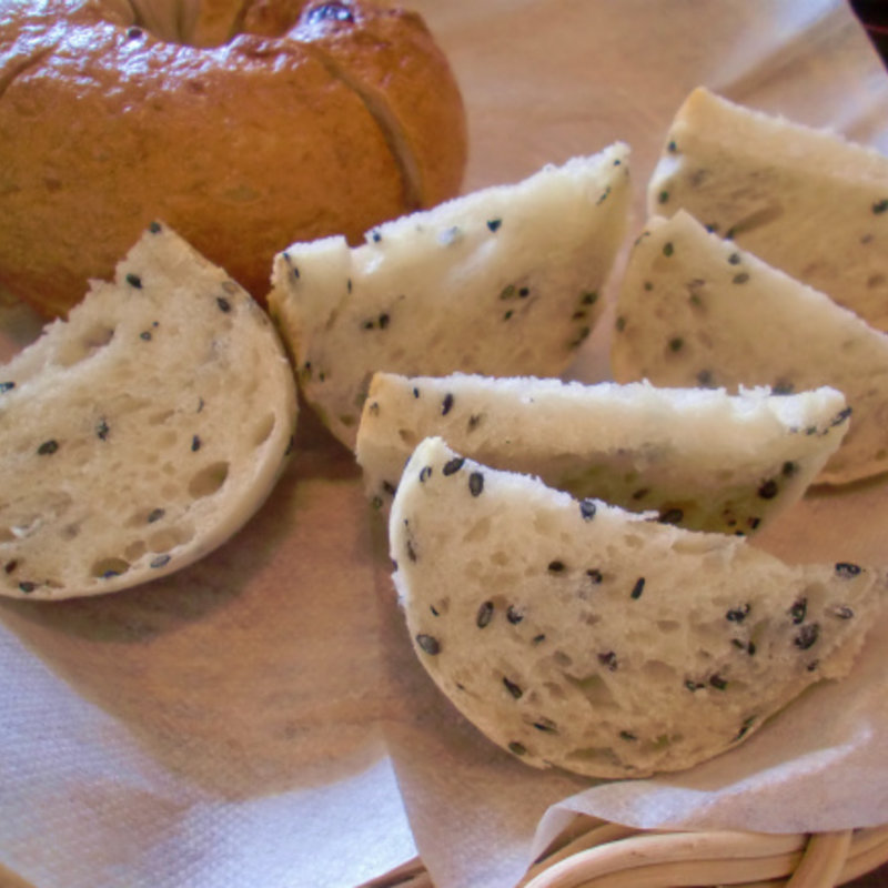 黒ゴマまるぱん(UTOKU)