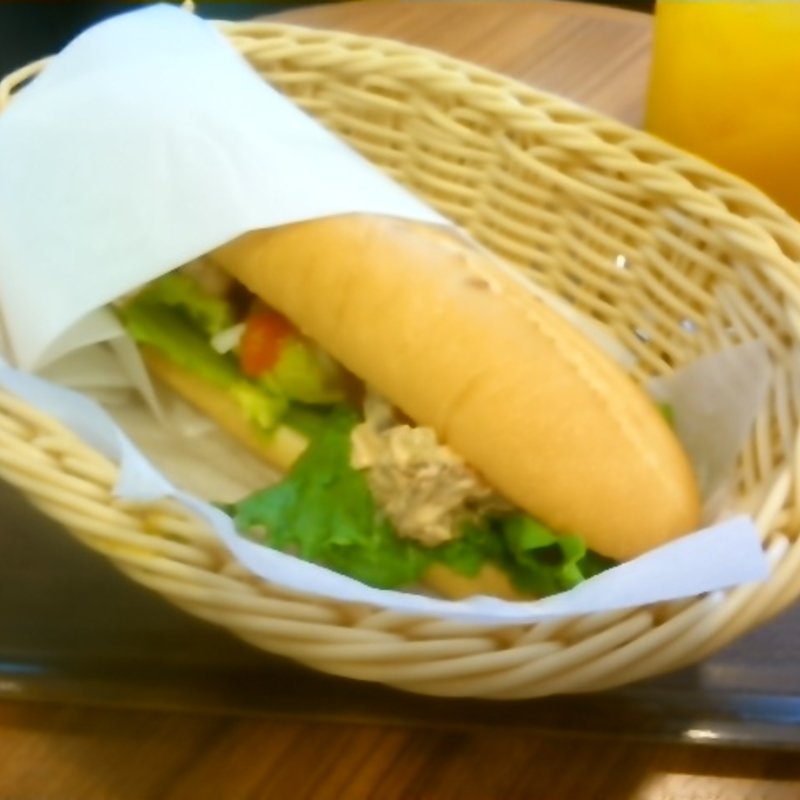 チャンキーアボカドチキンサンドとマンゴージュースセット(MORIVA COFFEE 横浜山下町)