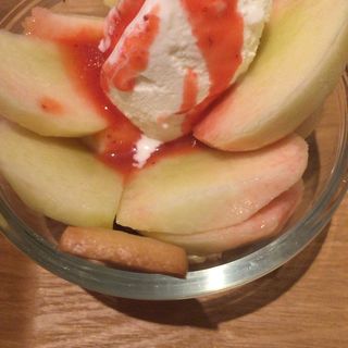 季節果実と熊本産ミルクジェラートのフルーツパフェ（白桃プラス(みのりカフェ 福岡パルコ店)