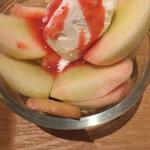 季節果実と熊本産ミルクジェラートのフルーツパフェ（白桃プラス(みのりカフェ　福岡天神)