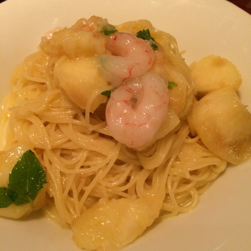 桃と甘エビのカッペリーニ(炉端イタリアン ICORIBI 堂島)