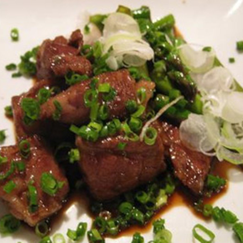 和牛とアスパラのサイコロステーキ(ザルバク)