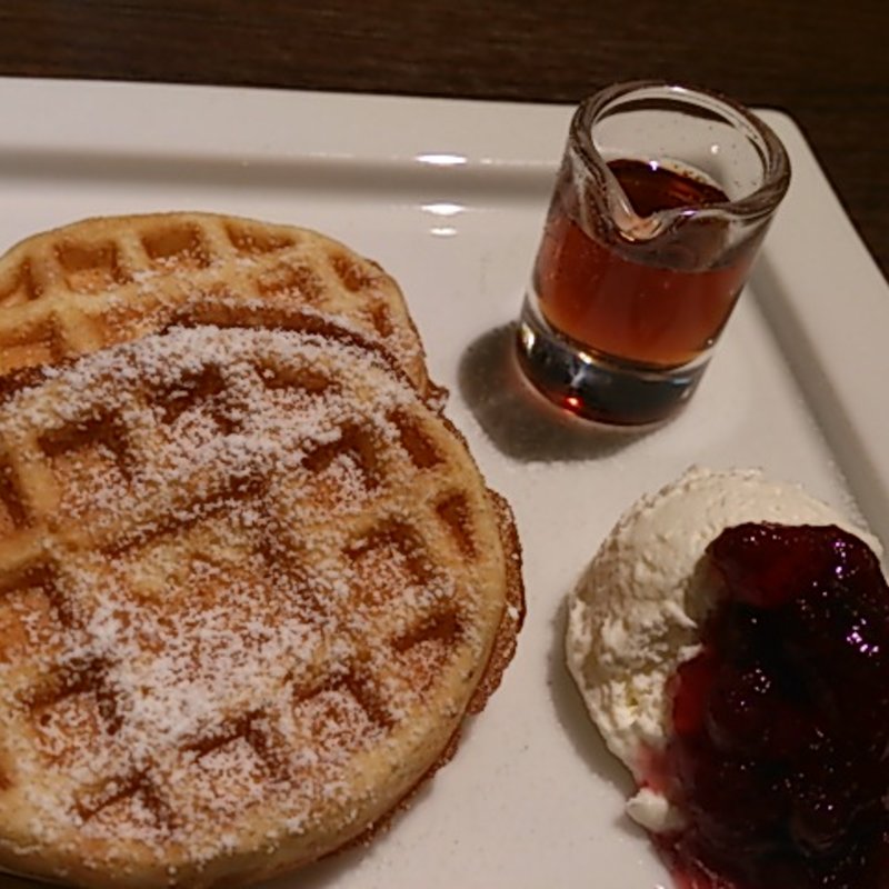 リンゴンソースのワッフル(オスロコーヒー 白金台店)