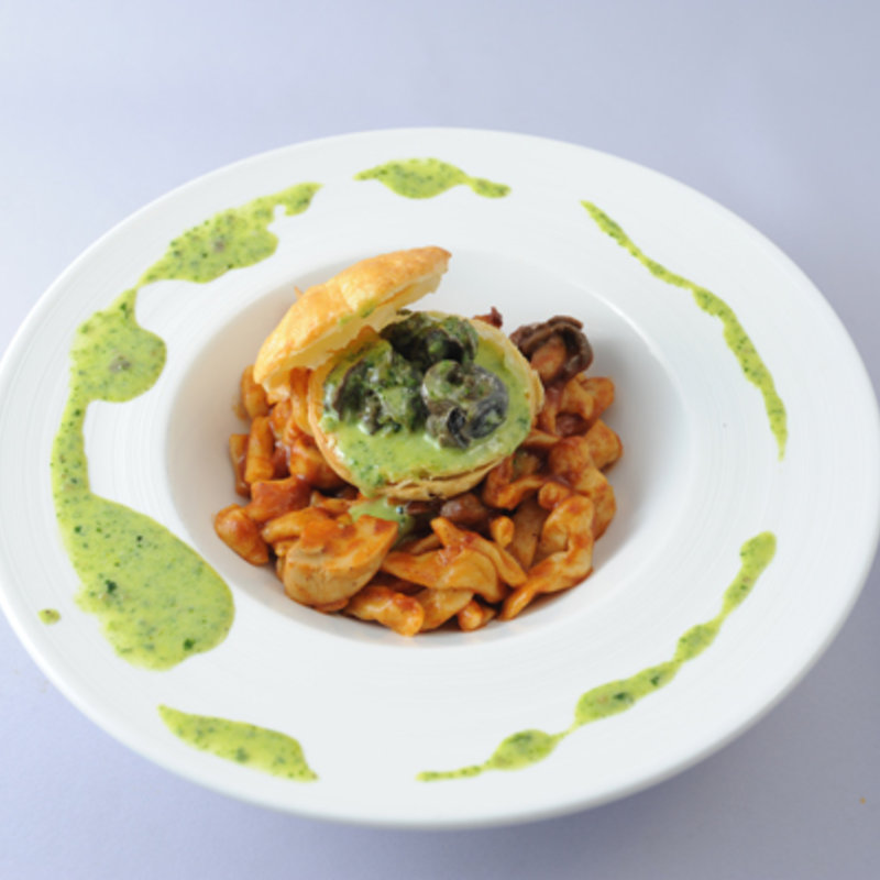 エスカルゴのパイケースと西洋茸のトマトソース(シュペッツレ カフェ&ワイン 表参道ヒルズ店 （【旧店名】レーゼン ヴァルト）)