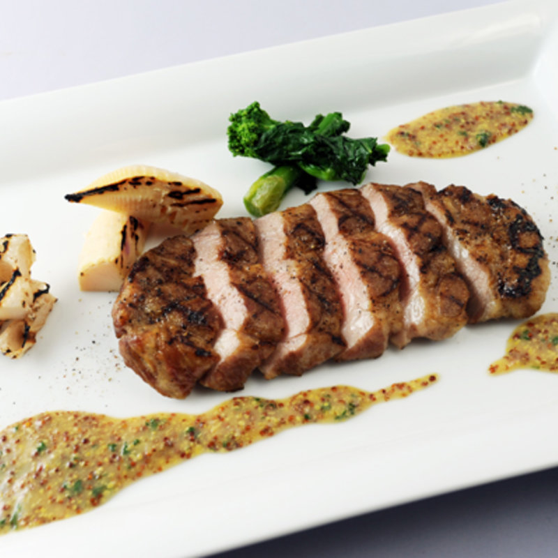 ハンガリー国宝豚 マンガリッツァ豚肩ロース肉のグリル 季節の野菜添え(シュペッツレ カフェ&ワイン 表参道ヒルズ店 （【旧店名】レーゼン ヴァルト）)