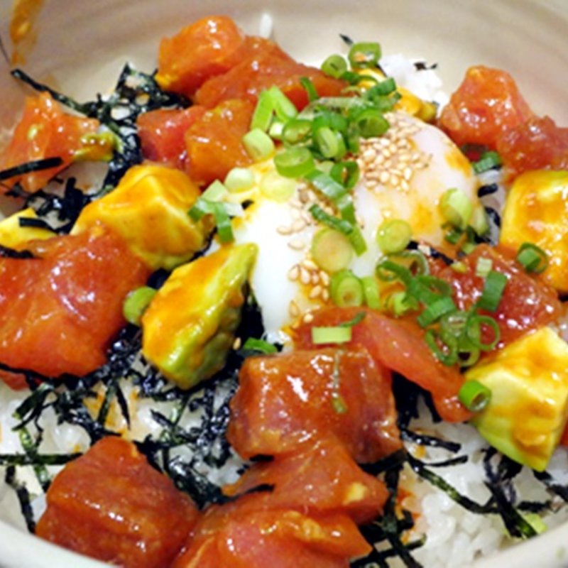 アボカドとマグロ丼 温玉添え(クラフトビアマーケット 三越前店)