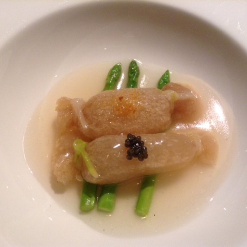 燕の巣入り衣笠茸の蒸し物(花閒 （かかん）)