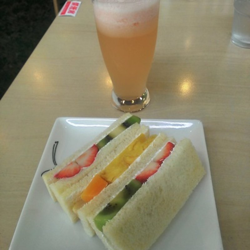 フルーツサンド（店で）(ツルザワ)