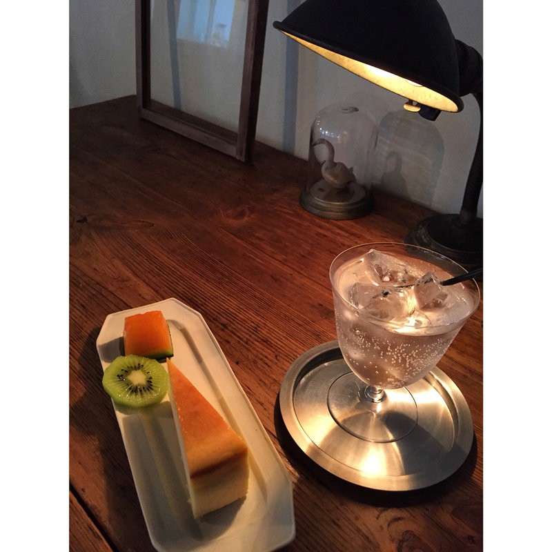 ボトルグリーンとチーズケーキ(レナシェ （RENACHE）)