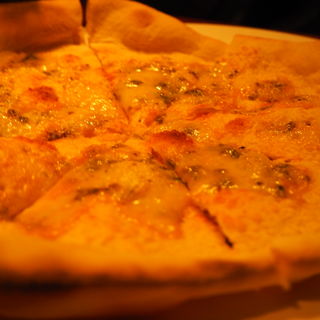 ゴルゴンゾーラと蜂蜜のピッツァ(アジト リュクス)