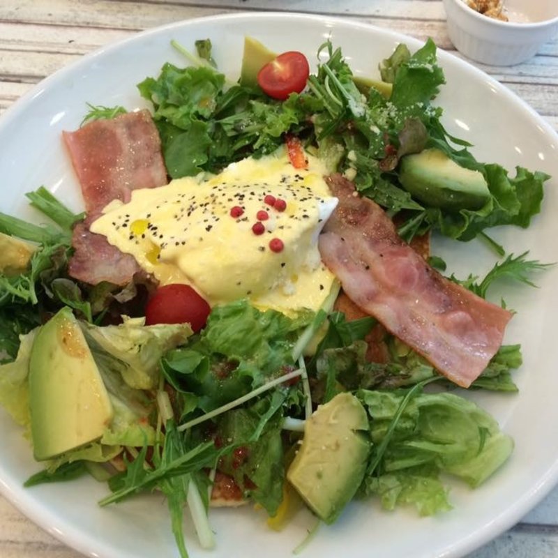 ベーコンとアボカドのエッグベネディクトパンケーキサラダ (Butterイオンモール伊丹店)