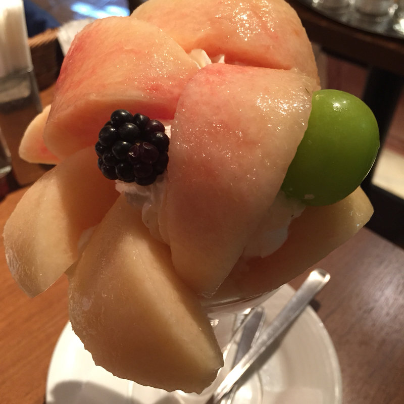 桃のパフェ(果実園リーベル 目黒店)