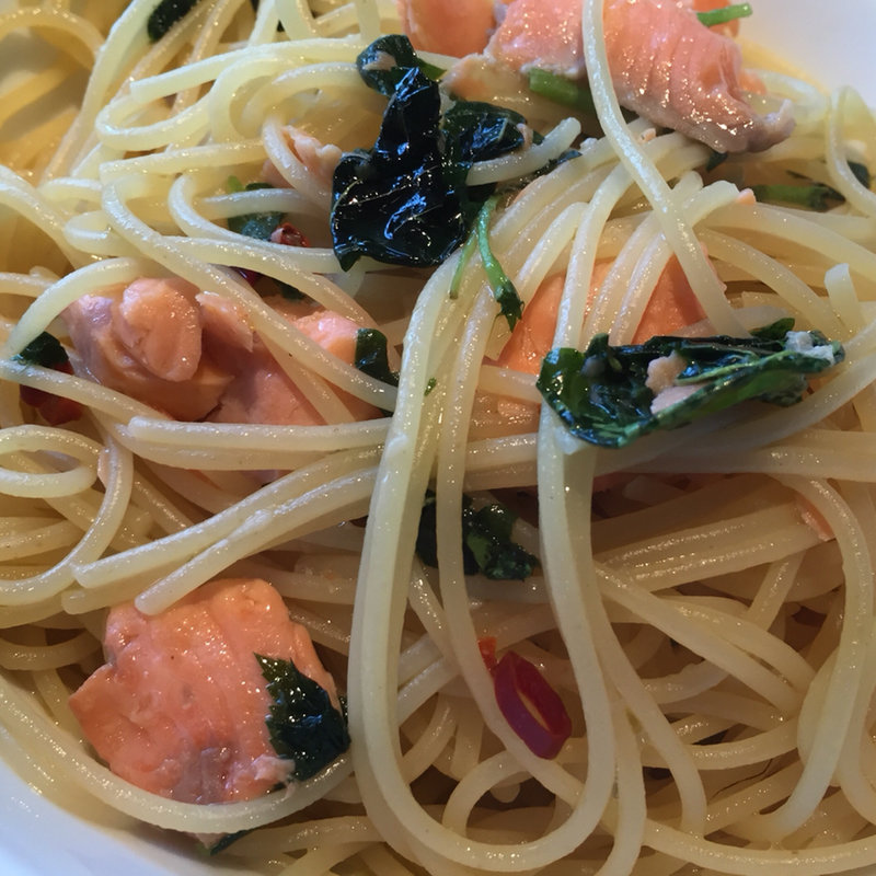 スモークサーモンとあいよ農場産モロヘイヤのペペロンチーノ(トラットリアボッソ TRATTORIA BOSSO)