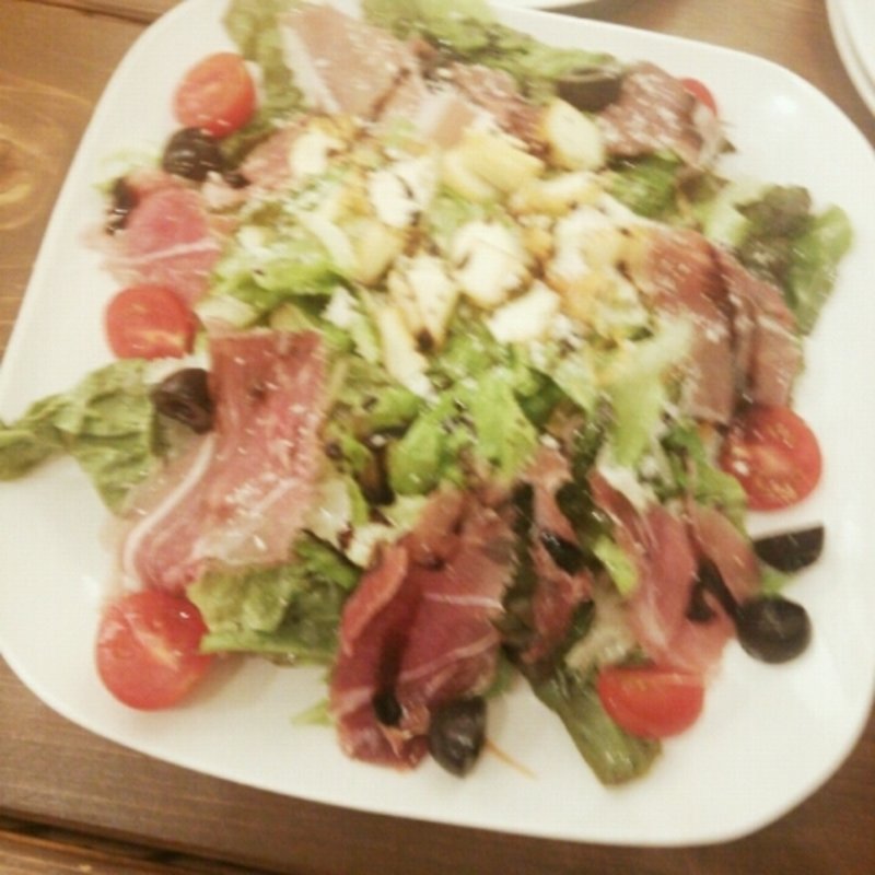 生ハムとスモークチーズのグリーンサラダ(BASE CAMP)