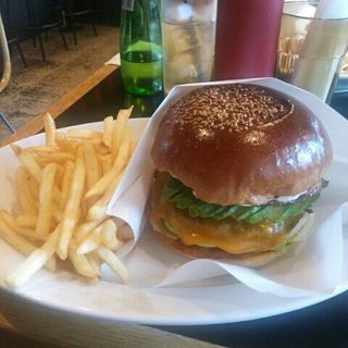 アボガドベーコンチーズバーガー(GOLDEN BROWN OMOTESANDO)