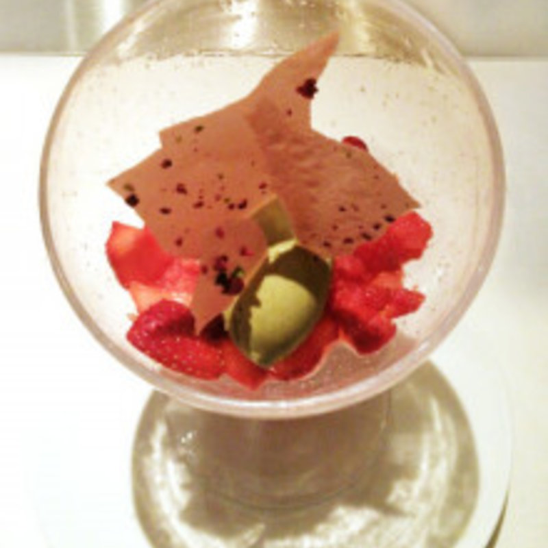 イチゴとラズベリーのクープ ピスタチオのアイスクリーム(ブノワ （BENOIT）)