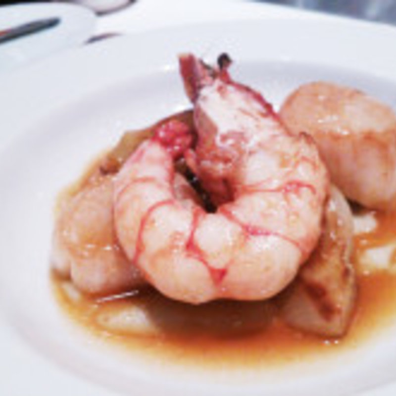 帆立貝と車海老のロースト　ウイキョウ　ブイヤベース風ソース(ブノワ （BENOIT）)