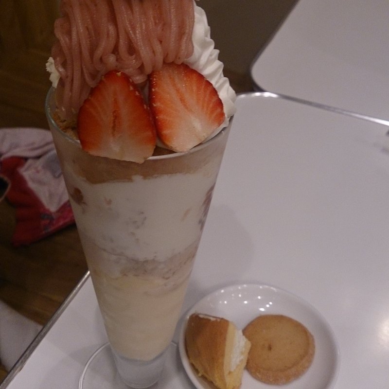 春のパフェ(Ｂｉｓｃｕｉｔ)