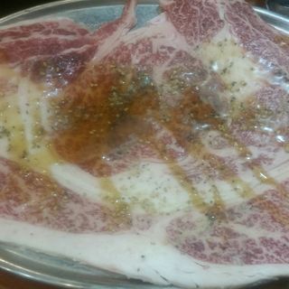 黒毛和牛のはみ出るカルビ(大阪焼肉・ホルモン ふたご 西新宿７丁目店)